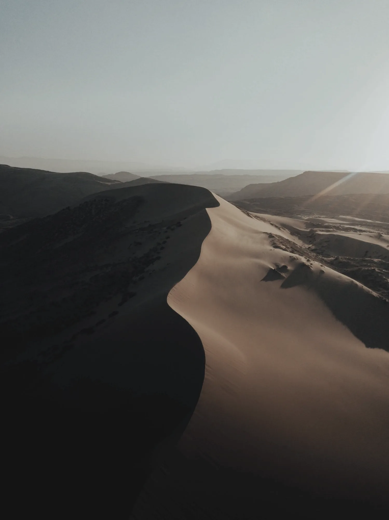 Dune de sable éclairée par le soleil