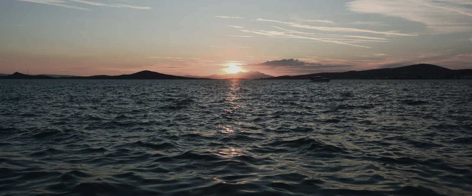 Coucher de soleil sur une mer calme